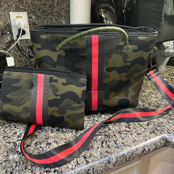 Haute Shore camo crossbody bag with small bag inside. - Picture 3 of 4